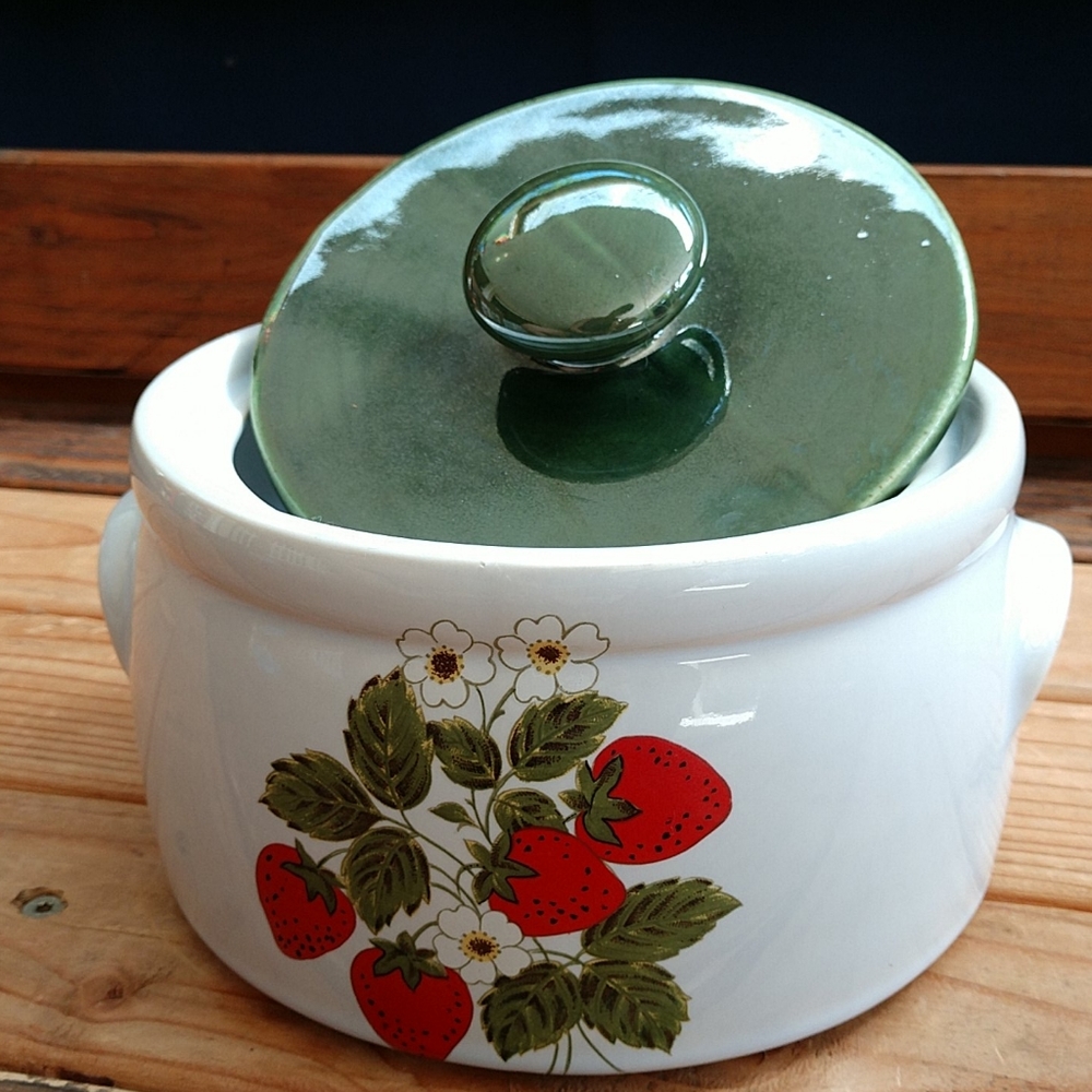 McCoy pottery casserole dish w/ lid